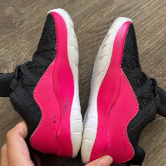 Kids Jordan Deca Fly GS 'Black Vivid Pink' Size 6C - Picture 8 of 8